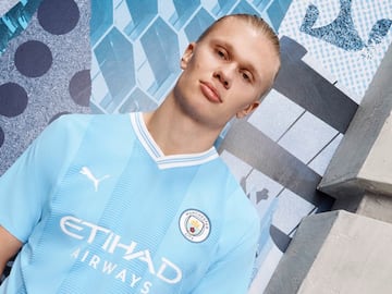 PUMA y el Manchester City presentan la nueva primera equipación para la temporada 2023/24 que conmemora las dos décadas del traslado del Club al Etihad Stadium. Rinde homenaje a las características icónicas del Etihad Stadium y está inspirada en la camiseta que el equipo usó durante la primera temporada en su nuevo estadio.