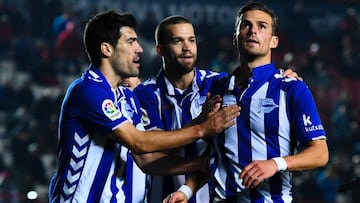 TARRAGONA, SPAIN - DECEMBER 01: Christian Santos (R) of Deportivo Alaves celebrates with his team mates after scoring his team's third goal during the Copa del Rey round of 32 first leg match at Nou Estadi on December 1, 2016 in Tarragona, Spain. (Photo by David Ramos/Getty Images)