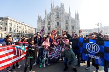 Un buen n¨²mero de aficionados ha viajado a Mil¨¢n para acompa?ar al equipo en la ida de los octavos de final de la Champions League ante el Inter.