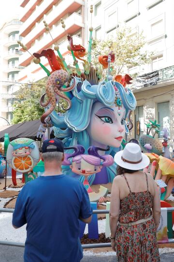 Las fallas visten las calles de Alicante.