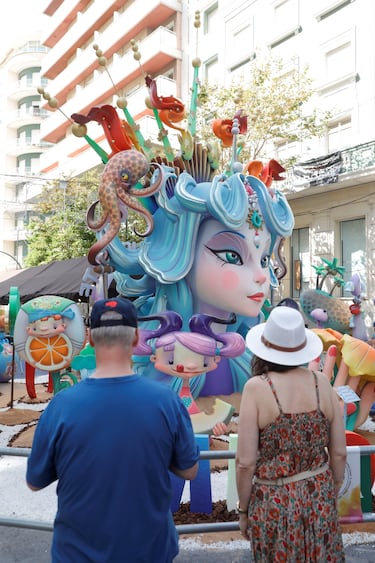 Las fallas visten las calles de Alicante. 