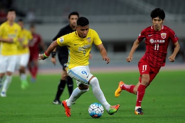 Entre 2016 y 2017 se destacó en Jiangsu Suning, que pagó 9.8 millones de euros, con 20 goles en 41 partidos. Ese buen rendimiento le permitió irse a préstamo a Villarreal en España.