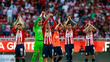 AME088. GUADALAJARA (MÉXICO), 08/04/2023.- Jugadores de las Chivas celebran hoy la victoria contra el Necaxa, tras el final de un partido por la jornada 14 del torneo Clausura 2023 de la Liga MX, en el Estadio Akron en Guadalajara, Jalisco (México). EFE/ Francisco Guasco
