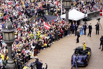 Miles de aficionados reciben a Jonas Vingegaard en Copenhague.