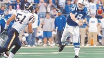 <b>PRECISO. </b>Manning lanza el balón al encuentro de Stokley.