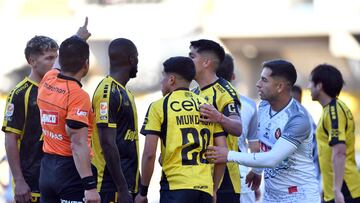Futbol, Coquimbo Unido vs Deportes Limache.
Fecha 18, Liga primera 2025.
El arbitro Jose Cabero muestra tarjeta roja al jugador Martin Mundaca de Coquimbo Unido durante el partido de primera division contra Deportes Limache disputado en el estadio Francisco Sanchez Rumoroso de Coquimbo, Chile.
02/08/2025
Alejandro Pizarro Ubilla/Photosport
Football, Coquimbo Unido vs Deportes Limache.
Date 18, First League 2025.
Referee Jose Cabero shows a red card to Coquimbo Unido player Martin Mundaca during the first division match against Deportes Limache played at the Francisco Sanchez Rumoroso stadium in Coquimbo, Chile.
02/08/2025
Alejandro Pizarro Ubilla/Photosport