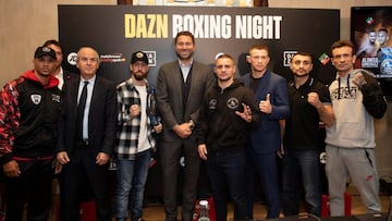 Eddie Hearn, Salvatore Cherci, Sandor Mart&iacute;n, Joe Hughes, Jos&eacute; del R&iacute;o, David Avanesyan y Jonathan Alonso posan durante el acto de presentaci&oacute;n de la primera velada de Matchroom Boxing que Dazn emitir&aacute; en Espa&ntilde;a.