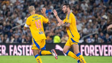 AME9200. MONTERREY (MÉXICO), 19/10/2024.- Guido Pizarro (i) y Andre Gignac de Tigres festejan un gol este sábado, durante un partido de la jornada 12 del Torneo Apertura 2024 entre Rayados y Tigres en el estadio BBVA Monterrey (México). EFE/ Miguel Sierra