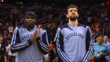 Zach Randolph y Marc Gasol, antes del partido ante los Suns.