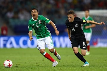 Ryan Thomas persigue a Marco Fabián.