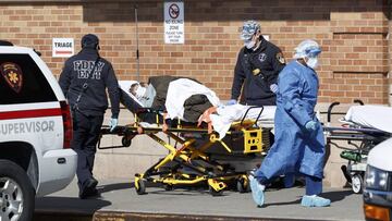 Imagen de un paciente de Nueva York siendo trasladado.