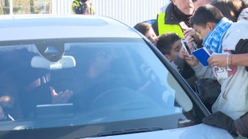 Marcelo's car mobbed by autograph hunters in Valdebebas
