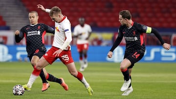 Thiago presiona a Olmo en presencia de Henderson.