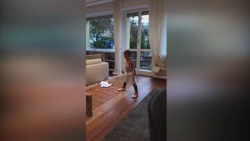 El hijo del Papu la rompe: imita a Cristiano, Dybala...