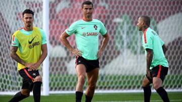 Portugal's forward Cristiano Ronaldo (C) attends a training session ahead of the Russia 2017 Confederation Cup football tournament in Kazan on on June 16, 2017. / AFP PHOTO / FRANCK FIFE