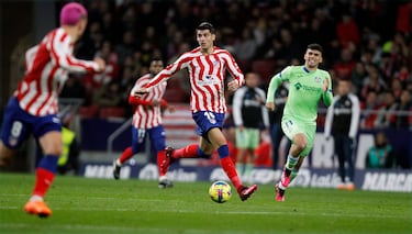 El jugador del Atlético de Madrid, Álvaro Morata, conduce el balón durante el partido. 
