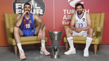 Pierre Oriola y Sergio Llull, capitanes del Barcelona y el Madrid, respectivamente, posan con la copa de campe&oacute;n de la Euroliga.