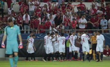 Los jugadores celebran el 2-0 de Aleix Vidal. 