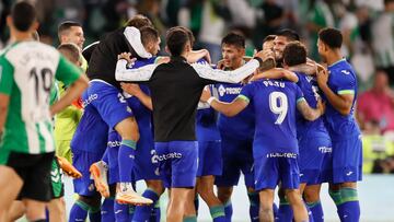 Los jugadores del Getafe celebran su triunfo.