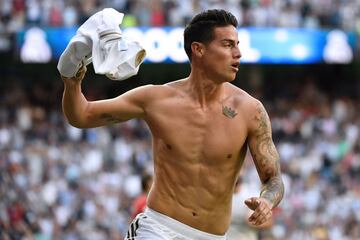 OCTUBRE: James se quita la camiseta en el gol contra Granada y se dirige a la grada para abrazar a los aficionados. 