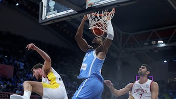 Giannis Antetokounmpo se cuelga del aro de España.