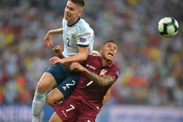 Juan Foyth con Darwin Machís.