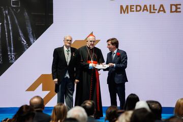 El presidente de la Real Congregación de San Isidro, Luis Manuel Velasco Sáinz, y el Cardenal arzobispo de Madrid, Carlos Osoro Sierra, reciben la medalla de Honor Oro a San isidro Labrador, de manos del alcalde de Madrid, Martínez-Almeida, durante el acto de entrega de las medallas de Honor, Oro y Plata durante la Festividad de San Isidro.