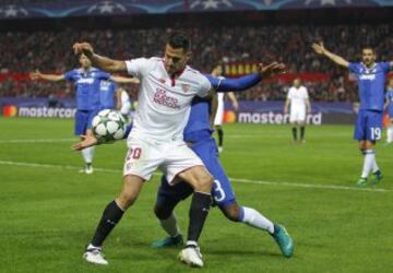 Actualmente juega en el Sevilla.