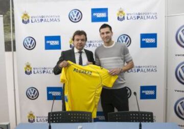 Toni Cruz presentó a Antolín Alcaraz como nuevo jugador de Las Palmas.