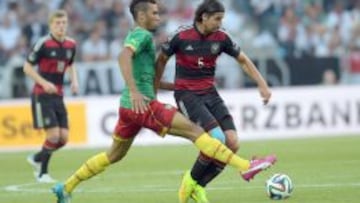 Choupo-Moting y Khedira pugnan por un balón.