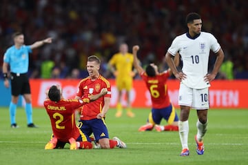 Jude Bellingham pasa por delante de Dani Olmo y Dani Carvajal que celebran la victoria de la selección española.