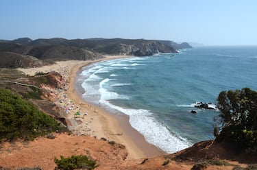 La Praia do Amado es amplia y se extiende a lo largo de tres valles. Al norte dominan los tonos cálidos, rojos y ocres, de los acantilados. Al sur, el tono grisáceo de la pizarra vuelve a dominar el paisaje. La Praia do Amado es famosa por sus olas, versátiles y diversificadas, lo que justifica la presencia constante de escuelas de surf en el lugar, siendo también frecuente aquí la realización de pruebas nacionales e internacionales de esta modalidad. A pesar de ser una playa muy frecuentada, siempre se pueden encontrar lugares tranquilos, basta pasear un poco por el arenal. 