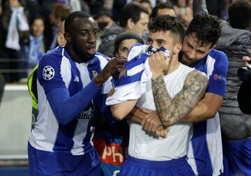 Alex Telles besa la playera del Porto tras anotar el gol de la victoria