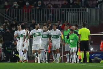 Un minuto después del gol de Morente, Pere Milla remató de cabeza dentro del área y puso las tablas en el marcador.  
