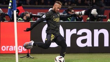 PARIS, FRANCE - JANUARY 29: Neymar Jr of PSG during the Ligue 1 match between Paris Saint-Germain (PSG) and Stade de Reims at Parc des Princes stadium on January 29, 2023 in Paris, France. (Photo by Jean Catuffe/Getty Images)