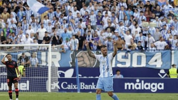 Momento del partido del Málaga - Huesca de LaLiga Hypermotion.