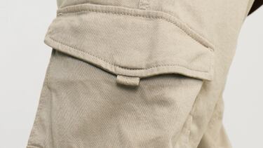 Ni bolso ni riñonera: estos pantalones cargo con seis bolsillos permiten llevar todo lo necesario