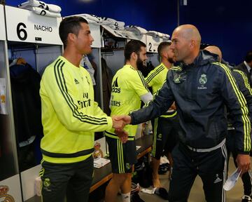 Zidane visitó el vestuario blanco antes del primer entrenamiento. En la foto, Zidane saluda a Cristiano Ronaldo.