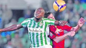 <b>EMANÁ EN ACCIÓN. </b>El Betis echa mucho de menos los goles y el juego del camerunés. Anoche estuvo gris.