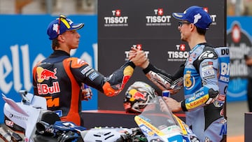 Pedro Acosta y Álex Márquez en el podio del esprint de Valencia.