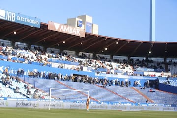 Muchos aficionados no han accedido al estadio hasta el minuto 10 en señal de protesta contra la gestión de los rectores del club.