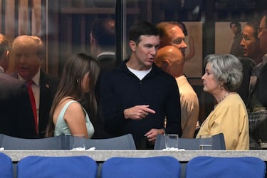 Jared Kushner (centro) y la jefa de gabinete de la Casa Blanca, Susie Wiles, llegan para asistir a la final individual masculina de tenis entre el español Carlos Alcaraz y el italiano Jannik Sinner.