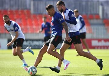 Felipe trata de quitarle un balón a Vitolo.