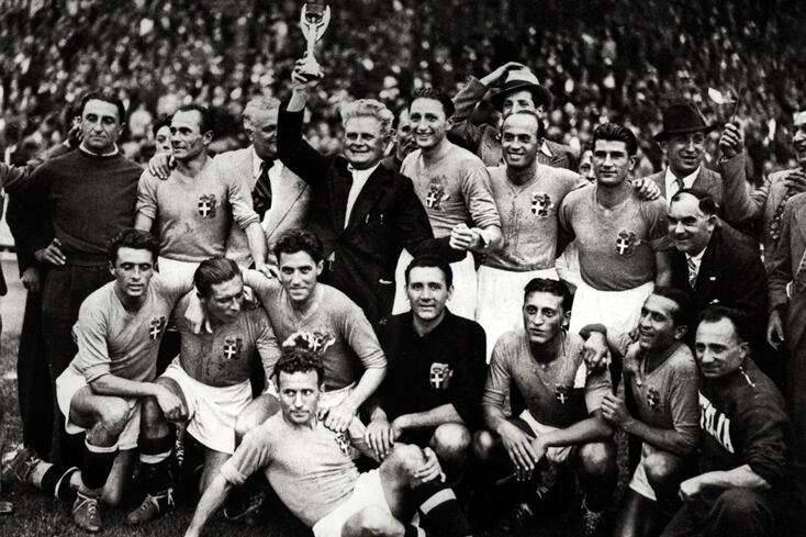 El campeón del fútbol en 1938 fue Italia, que ganó su segundo título mundial al derrotar a Hungría 4-2 en la final de la Copa Mundial de Fútbol de 1938, celebrada en Francia. Este fue un hito histórico, ya que Italia se convirtió en el primer equipo en defender con éxito el título y en ganar una Copa del Mundo fuera de su país. 