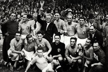 El campeón del fútbol en 1938 fue Italia, que ganó su segundo título mundial al derrotar a Hungría 4-2 en la final de la Copa Mundial de Fútbol de 1938, celebrada en Francia. Este fue un hito histórico, ya que Italia se convirtió en el primer equipo en defender con éxito el título y en ganar una Copa del Mundo fuera de su país. 