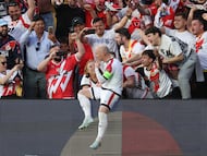 MADRID, 09/04/2026.- El centrocampista del Rayo Isi Palazón celebra tras marcar de penalti el 3-0 durante el encuentro de ida de los cuartos de final de la Liga Conferencia de la UEFA, este jueves en el estadio de Vallecas, en Madrid. EFE/ Kiko Huesca
