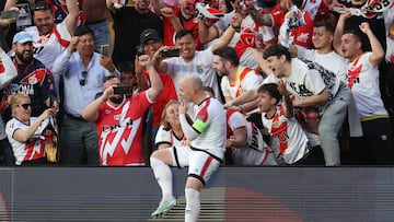 MADRID, 09/04/2026.- El centrocampista del Rayo Isi Palazón celebra tras marcar de penalti el 3-0 durante el encuentro de ida de los cuartos de final de la Liga Conferencia de la UEFA, este jueves en el estadio de Vallecas, en Madrid. EFE/ Kiko Huesca