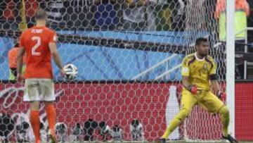 El guardameta argentino Sergio Romero tras detener el lanzamiento de penalti del defensa holand&eacute;s Ron Vlaar.