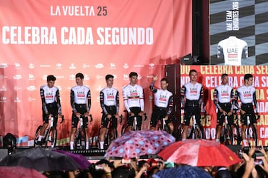 Los corredores del UAE Team Emirates XRG en la presentación de La Vuelta.