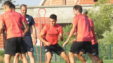 Reguilón, en el centro, durante la sesión vespertina.